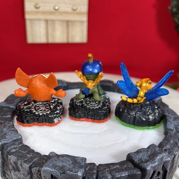 SKYLANDERS ACTION FIGURES W/PORTAL OF POWER BUNDLE - Picture 9 of 15